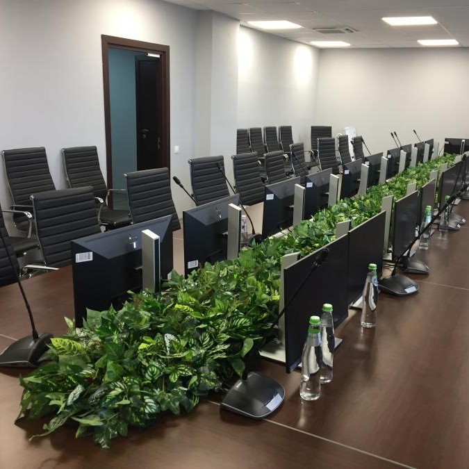 Декоративная композиция на стол переговоров
