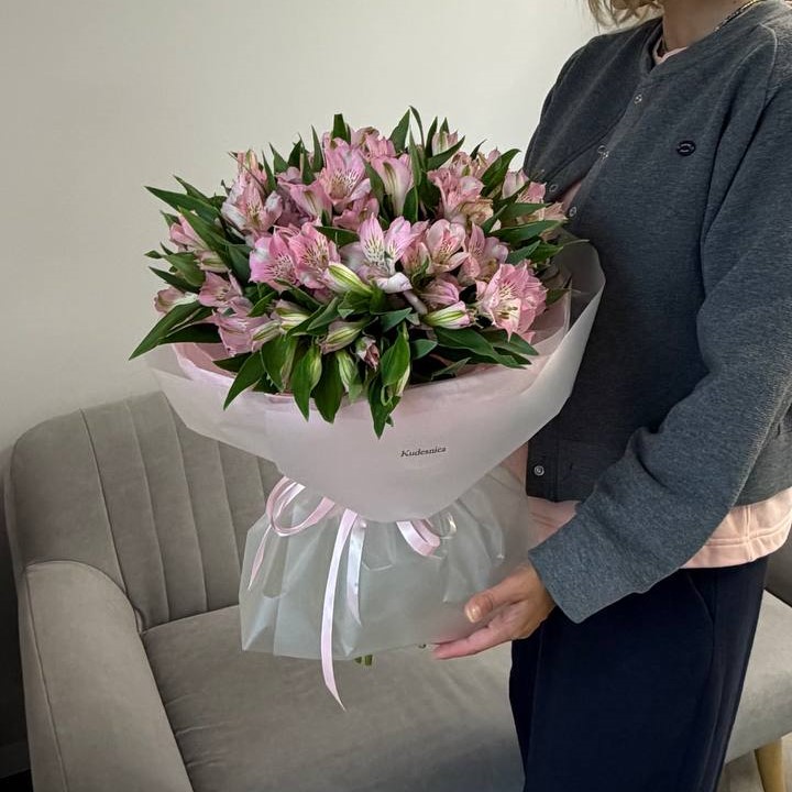 Букет из 21 розовой альстромерии